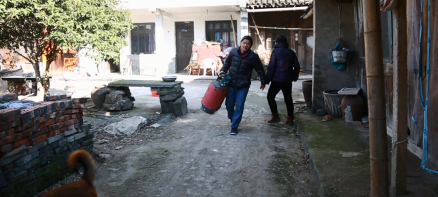 消防员火场晕倒 村民将其救出