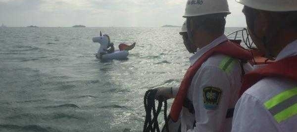 海南三亚:游客乘充气床出海遇险 南海救助局及时救助