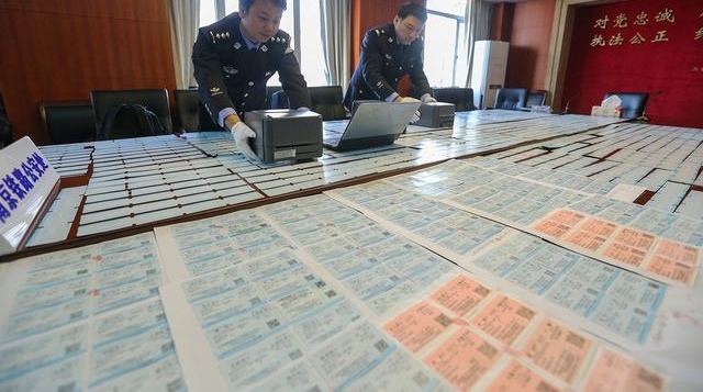 南京铁警破获特大假票制售案件 假票铺满会议桌