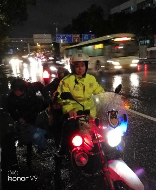 寒风冷雨,热心不变!广州交警多线行动迎严冬
