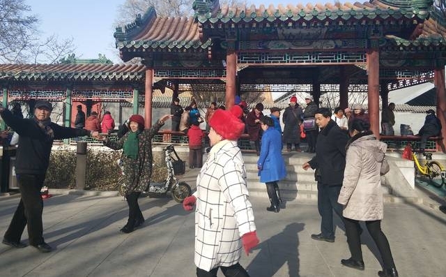 舞!舞!舞!公园老年相亲角里最后的疯狂
