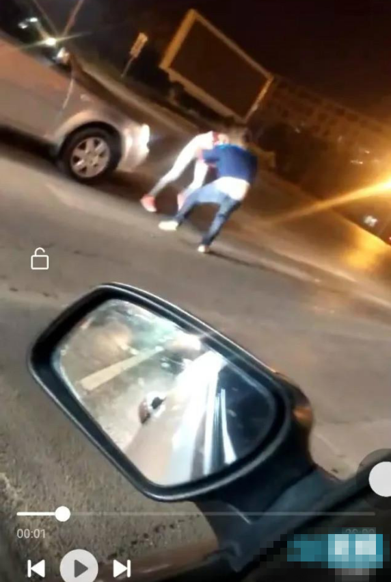 �����˾������ΧŹ �ݳ�������ײ���޹�·�ˣ�