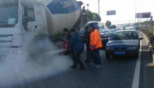 水泥车轮胎自燃 洪山区城管变身消防员灭火