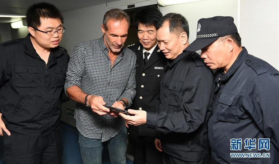 中国海警船在南沙群岛海域成功救助3名外籍搁浅帆船船员