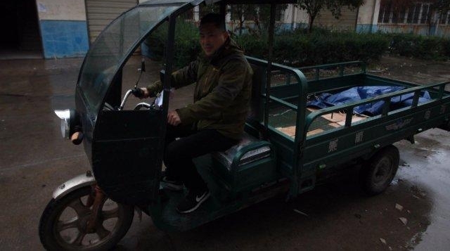 他专做女性用品生意 用时 10 年面包车换“豪车”