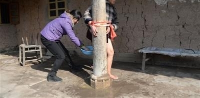 儿媳放弃上万月薪照顾患病公公:2小时3次换洗裤子
