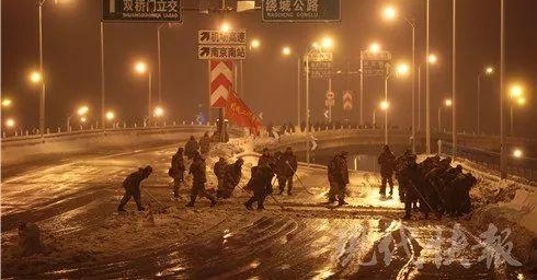 战士通宵扫雪 过路的哥做的这个手势感动朋友圈