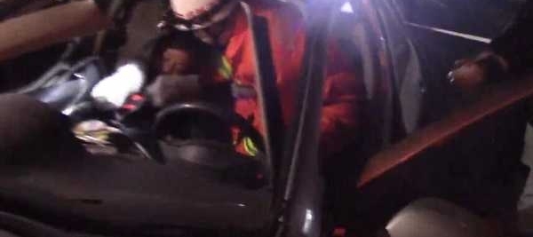 三岔路口欲左转遭货车猛撞 女司机没系安全带直接被甩到副驾驶位