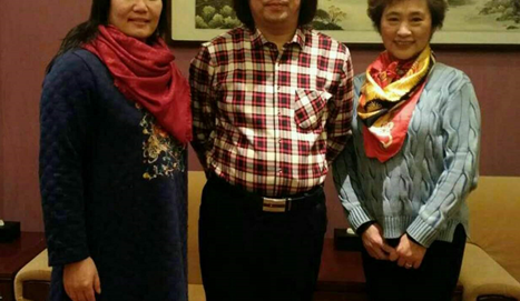 王立君携女儿王炳极与段昭南王大良等黄陵谒祖