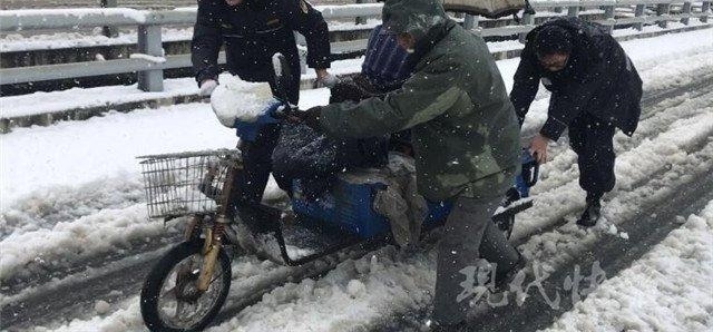 �ǹ�ɨѩ��ͨ��·������СŮ���ܳ�����л