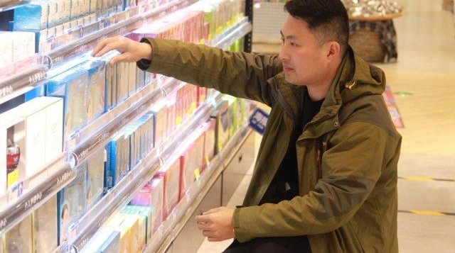 他专做女性用品生意 用时 10 年面包车换“豪车”