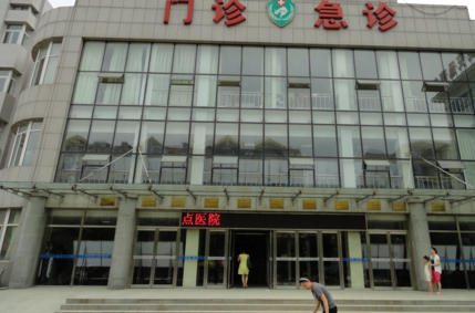 2岁男童掉进滚烫的开水锅里 父母低头玩手机听到叫声才上前查看