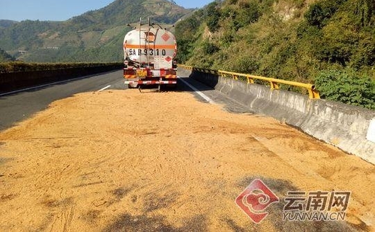 云南高速路一货车超车撞油罐车 致20吨柴油泄露