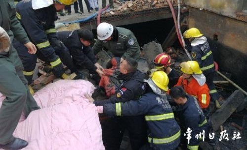 常州一武进区一在建房屋倒塌2人身亡 村民全力救援