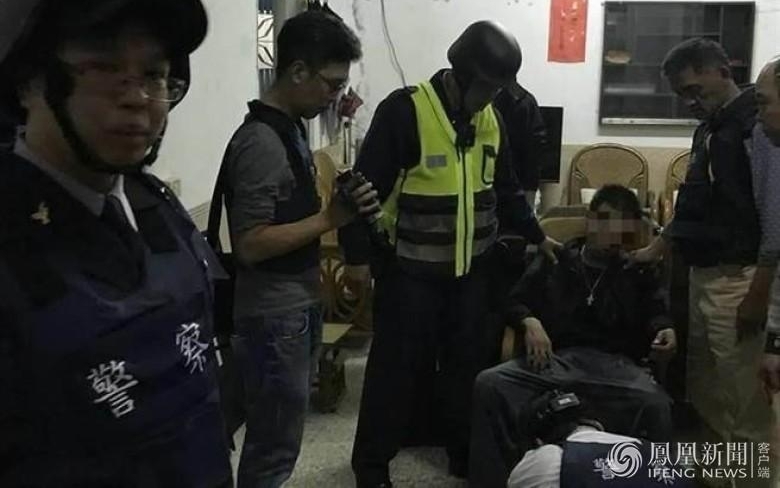 台湾两男子朝上门警察开枪被捕