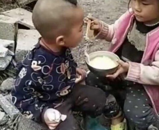 实力感人:农村留守姐弟,5岁姐姐喂3岁弟弟吃面,让人反思!