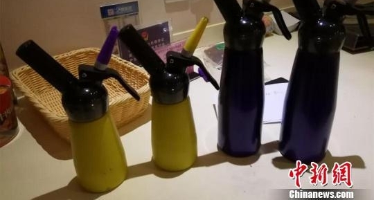 浙江1男2女开房吸食笑气被拘 警方:危害与吸毒无异