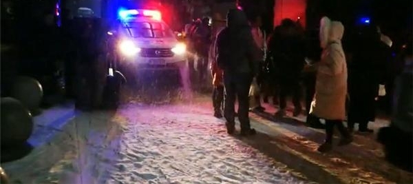 830名旅客夜困三峡机场 民警开道护送回市区