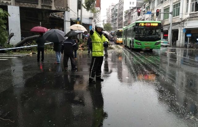 寒风冷雨,热心不变!广州交警多线行动迎严冬