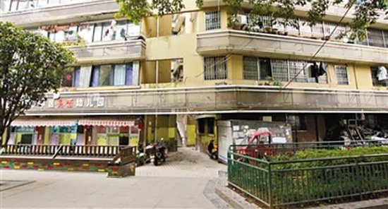 重庆魔幻建筑现新例证:24层住宅无电梯 3个出口通三条街