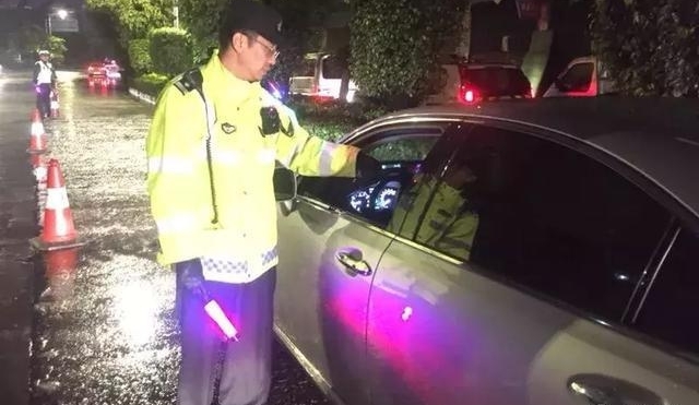 寒风冷雨,热心不变!广州交警多线行动迎严冬