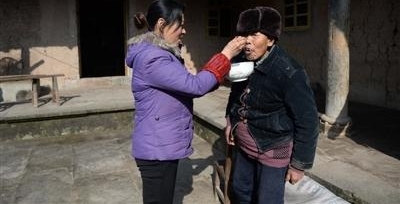儿媳放弃上万月薪照顾患病公公:2小时3次换洗裤子