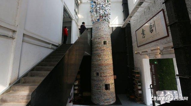 15 吨旧书堆成 11 米高书塔 有门有窗还能进塔拍照