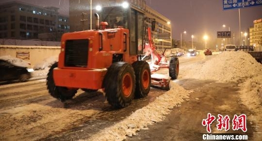 直击雪中情 武警官兵破冰雪保畅通