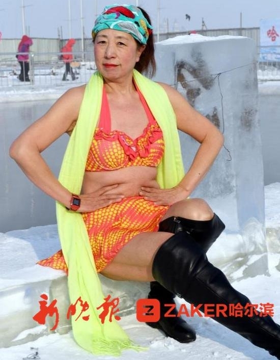 地表温度-40℃ 哈尔滨女子穿三点卧雪30分钟