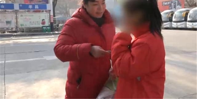 父母离异被嘲笑 女孩出走找妈妈 售票员送她回家