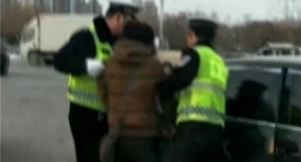 女司机被拦停接受检查 竟请交警“吃耳光”
