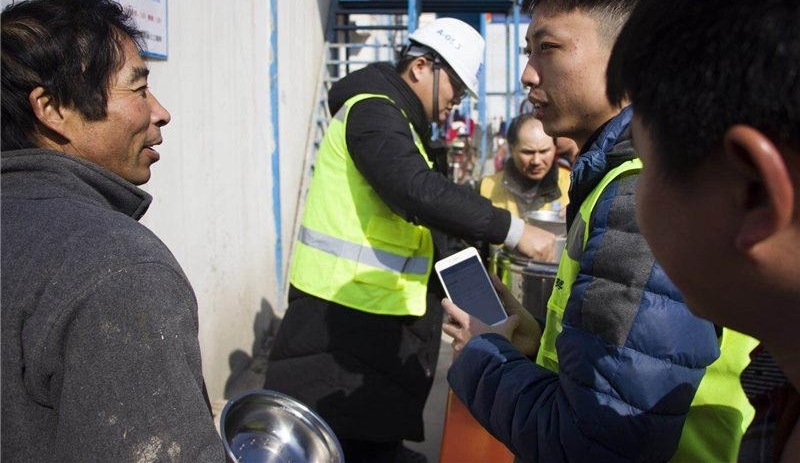 建筑工地上一碗腊八粥寒冬温暖工友回家路