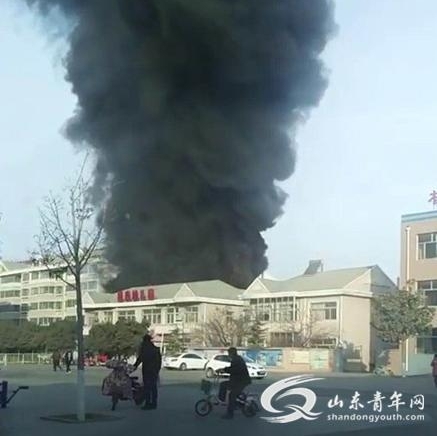 诸城市一幼儿园墙外起火 引燃废旧轮胎黑烟滚滚
