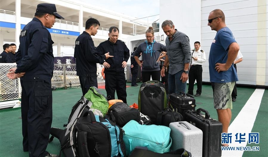 中国海警船在南沙群岛海域成功救助3名外籍搁浅帆船船员