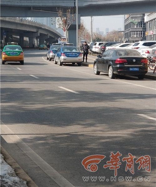 西安部分客运站外黑车扎堆 有车主强行拉客还出言威胁