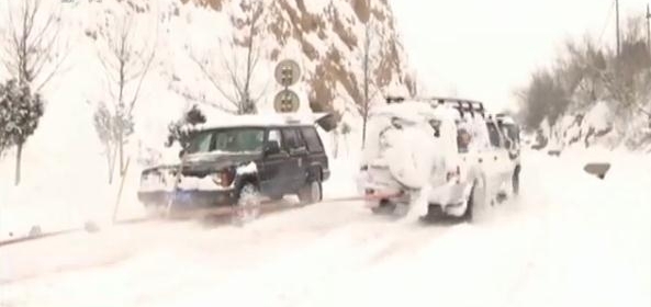 道路积雪致多车被困 爱心车队紧急前往成功救出50多辆车