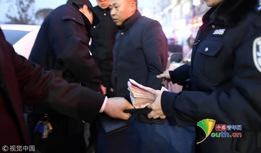 老赖手拿钱财准备去投标 被法警抓了正着