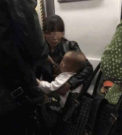 广东地铁一妇女怀中孩子哭闹不止 一男子见状拉下车找警察对质