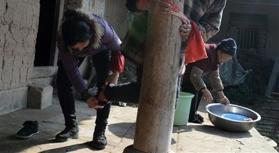 儿媳放弃上万月薪照顾患病公公:2小时3次换洗裤子