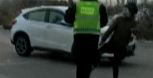 女司机被拦停接受检查 竟请交警“吃耳光”