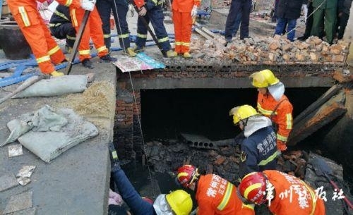 常州一武进区一在建房屋倒塌2人身亡 村民全力救援