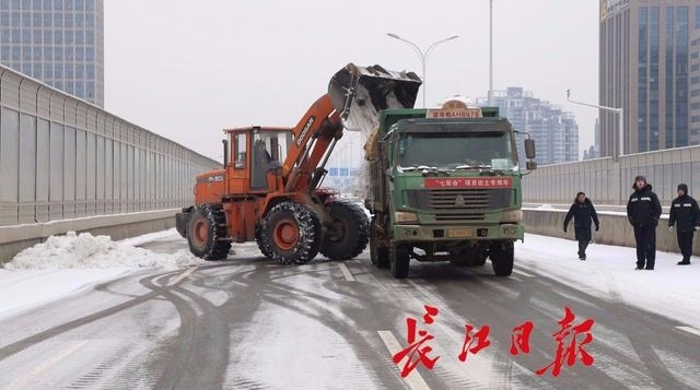 300人铲了一夜的雪 东风大道高架预计下午18点通车