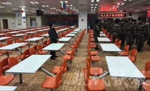 战士通宵扫雪 过路的哥做的这个手势感动朋友圈