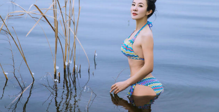 �Ծ�������50��Ů�ӱ�ѩ�촩�Ȼ��ᶬ�� ���ѣ�����Ů��