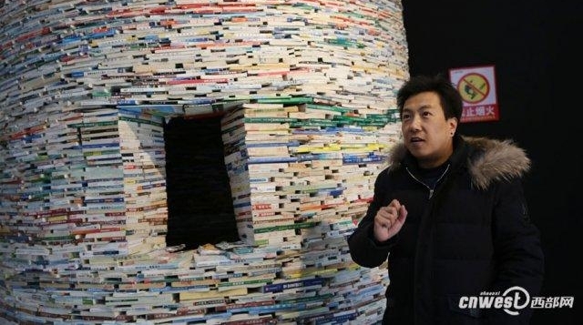 15 吨旧书堆成 11 米高书塔 有门有窗还能进塔拍照