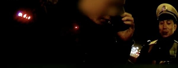 男子酒驾被查傻眼 竟打电话责怪起自己的妻子