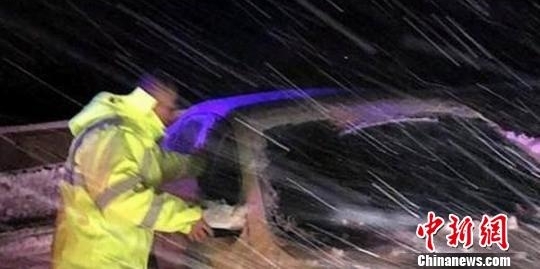四川雅西高速遇今年最强雪 部分路段封闭