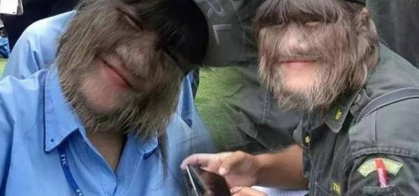 泰国毛脸小女孩长大了,脸上无毛,还有了陪伴的人