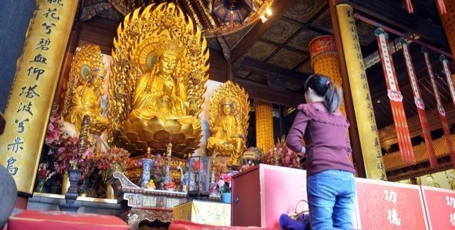 女婴出生不久遭抛弃,多年后父母寻来,哭诉让她救弟弟