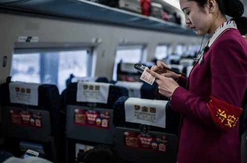 律师高铁上拒绝出示身份证给列车员检查:你不是警察 无权查我!
